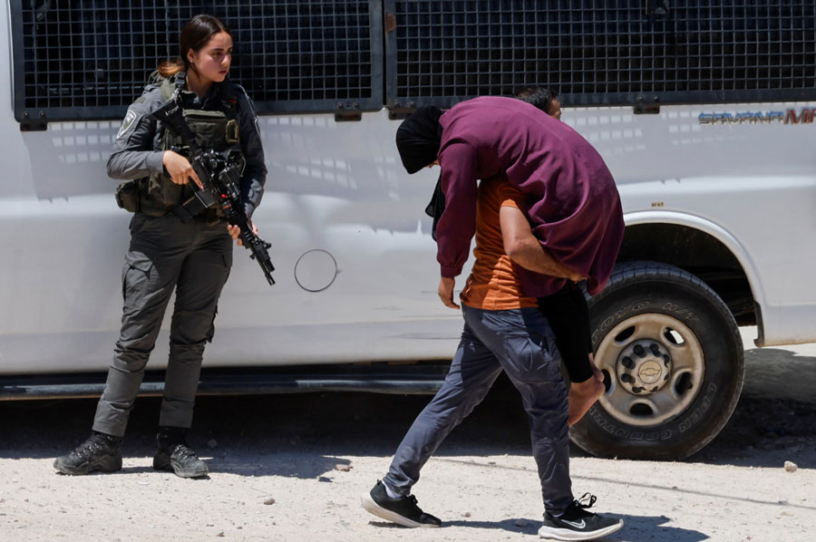 از حال رفتن زنی فلسطینی