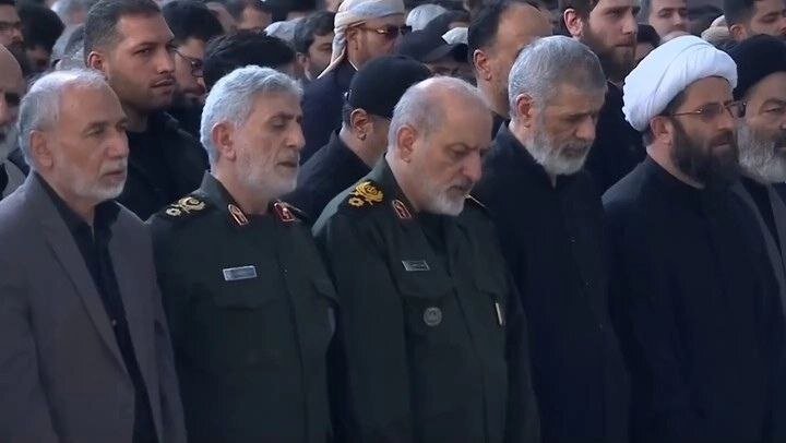 صف اول نماز رهبر شهید / سه فرزند و سران قوا/ صفوف متراکم مردم هنگام اقامه نماز/ تصاویر حضور فرماندهان نظامی نیروی قدس و سپاه در صف اول نماز