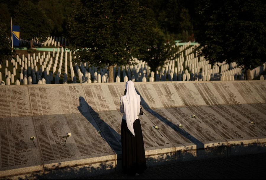 بنای یادبودی که نام قربانیان نسلکشی "سربرنیتسا"