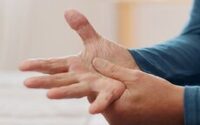 خشک‌شدن و سفتی دست‌ها در صبح نشانه چیست؟