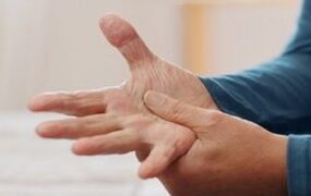 خشک‌شدن و سفتی دست‌ها در صبح نشانه چیست؟