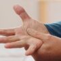 خشک‌شدن و سفتی دست‌ها در صبح نشانه چیست؟