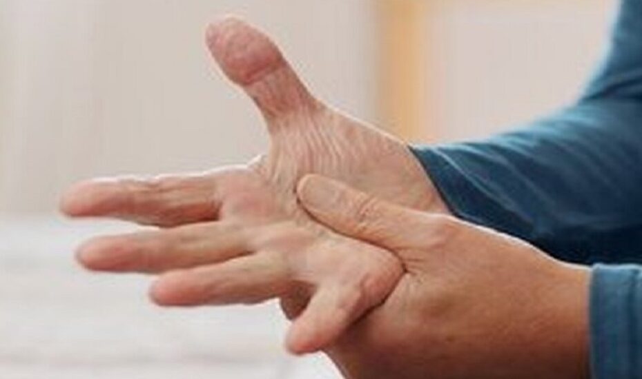 خشک‌شدن و سفتی دست‌ها در صبح نشانه چیست؟