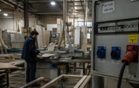 خطوط انتقال برق در کنار یک کارخانه صنعتی