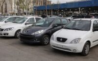 خودروی داخلی در نمایشگاه در کنار یک خانواده در حال بررسی قیمت