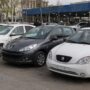 خودروی داخلی در نمایشگاه در کنار یک خانواده در حال بررسی قیمت