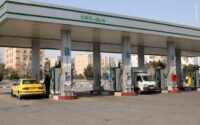 خودروی دوگانه‌سوز در حال سوخت‌گیری در جایگاه CNG