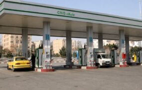 خودروی دوگانه‌سوز در حال سوخت‌گیری در جایگاه CNG
