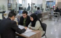 زوج جوان ایرانی در شعبه بانک در حال پیگیری پرونده