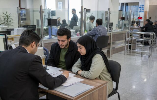 زوج جوان ایرانی در شعبه بانک در حال پیگیری پرونده