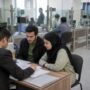 زوج جوان ایرانی در شعبه بانک در حال پیگیری پرونده