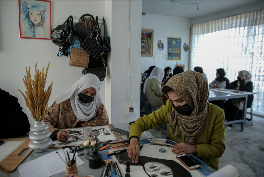 حضور بانوان در یک کلاس خصوصی نقاشی