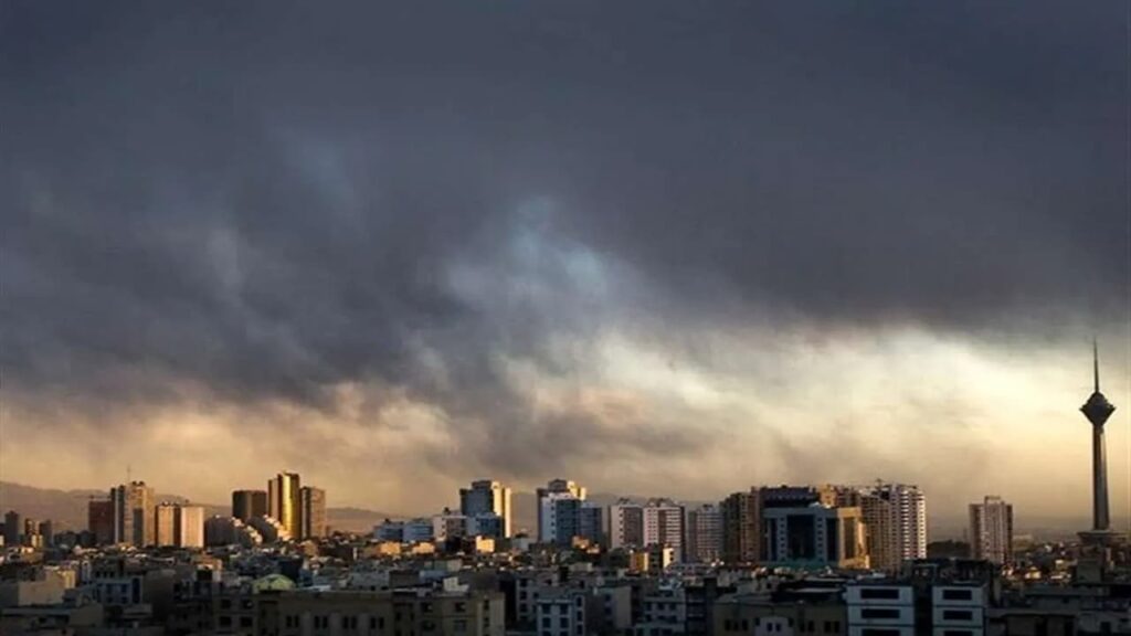 تندباد و گردوخاک در راه تهران