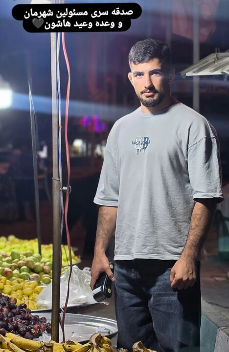 دست‌فروشی قهرمان کشتی آزاد