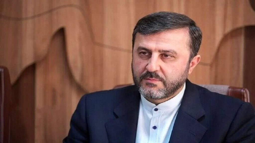 غریب آبادی ایران مقتدر ایستاده است