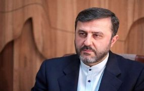 غریب آبادی ایران مقتدر ایستاده است