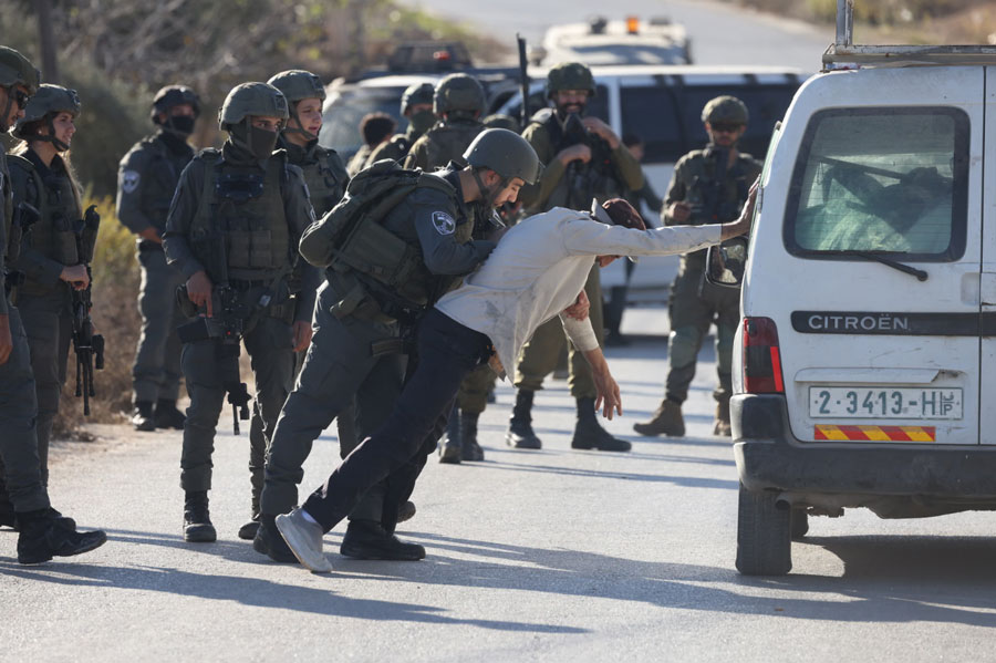 تفتیش یک کشاورز زیتون کار فلسطینی در کرانه باختری