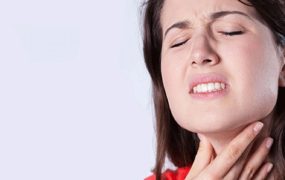 8 علت احتمالی و راه های تسکین سوزش گلو