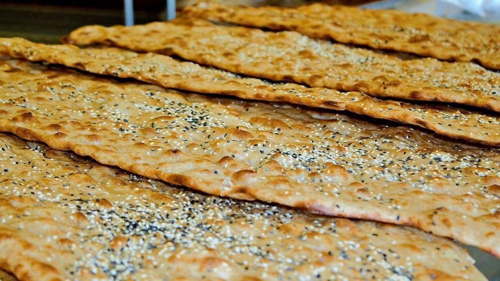آغاز فروش کیلویی نان از سنگک