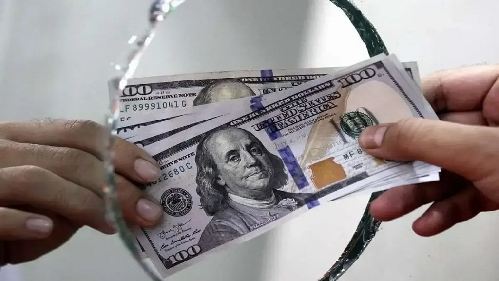بانک مرکزی: فروش ۱۰ هزار دلار ارز با کارت ملی همچنان ادامه دارد
