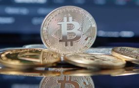 بیت‌کوین در دوراهی ۱۰۰ هزار دلاری قرار دارد