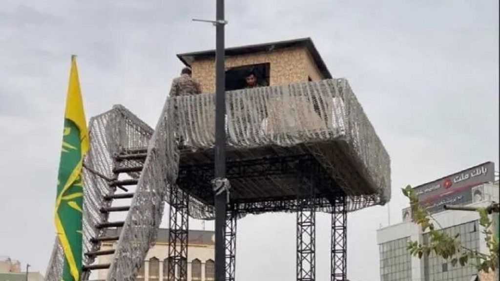 نصب برجک نگهبانی در نزدیکی مترو شهدای هفت‌تیر