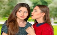 چرا بعضی‌ها همیشه پشت سر دیگران حرف می‌زنند؟